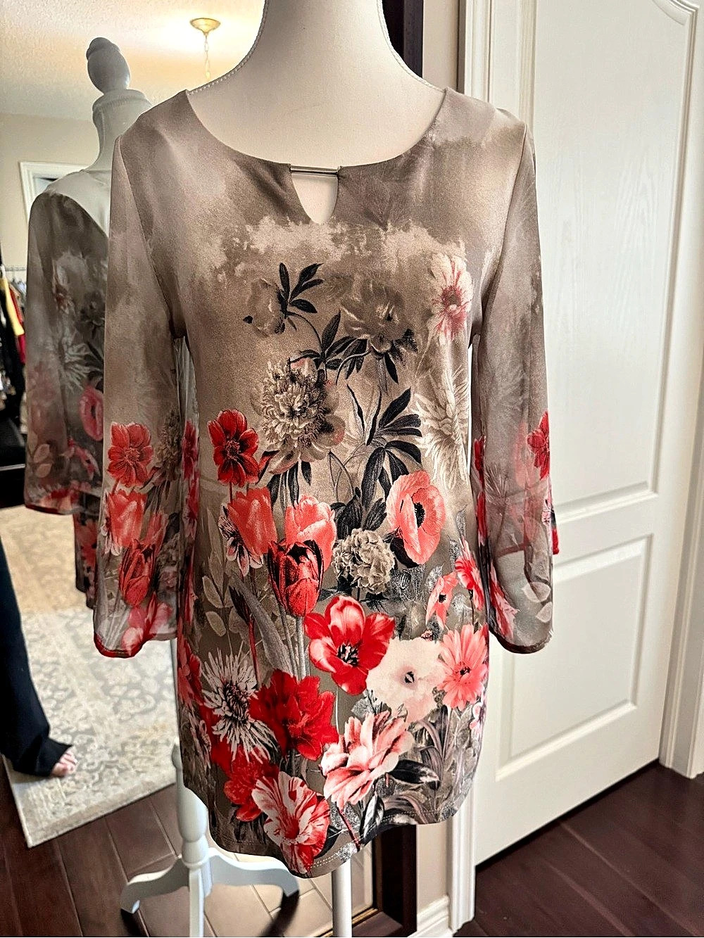 Laura Petites Floral Blouse in Gray & Red Size Small Like New